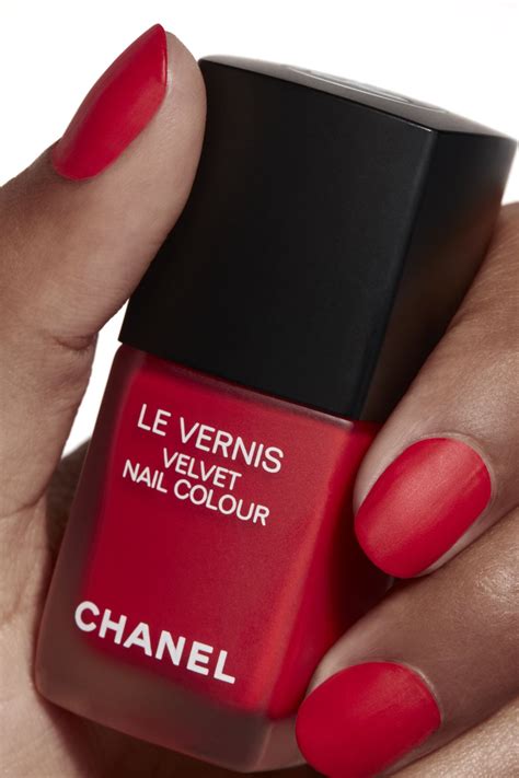 chanel velvet nagellak|Chanel velvet nail polish.